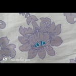 Серая ткань под дикий шелк с фиолетовыми цветами 